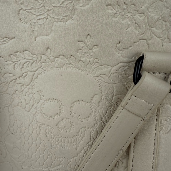Betsey Johnson cream Halloween embossed Skull tote w Skull Keychain 2024 - Picture 4 of 14